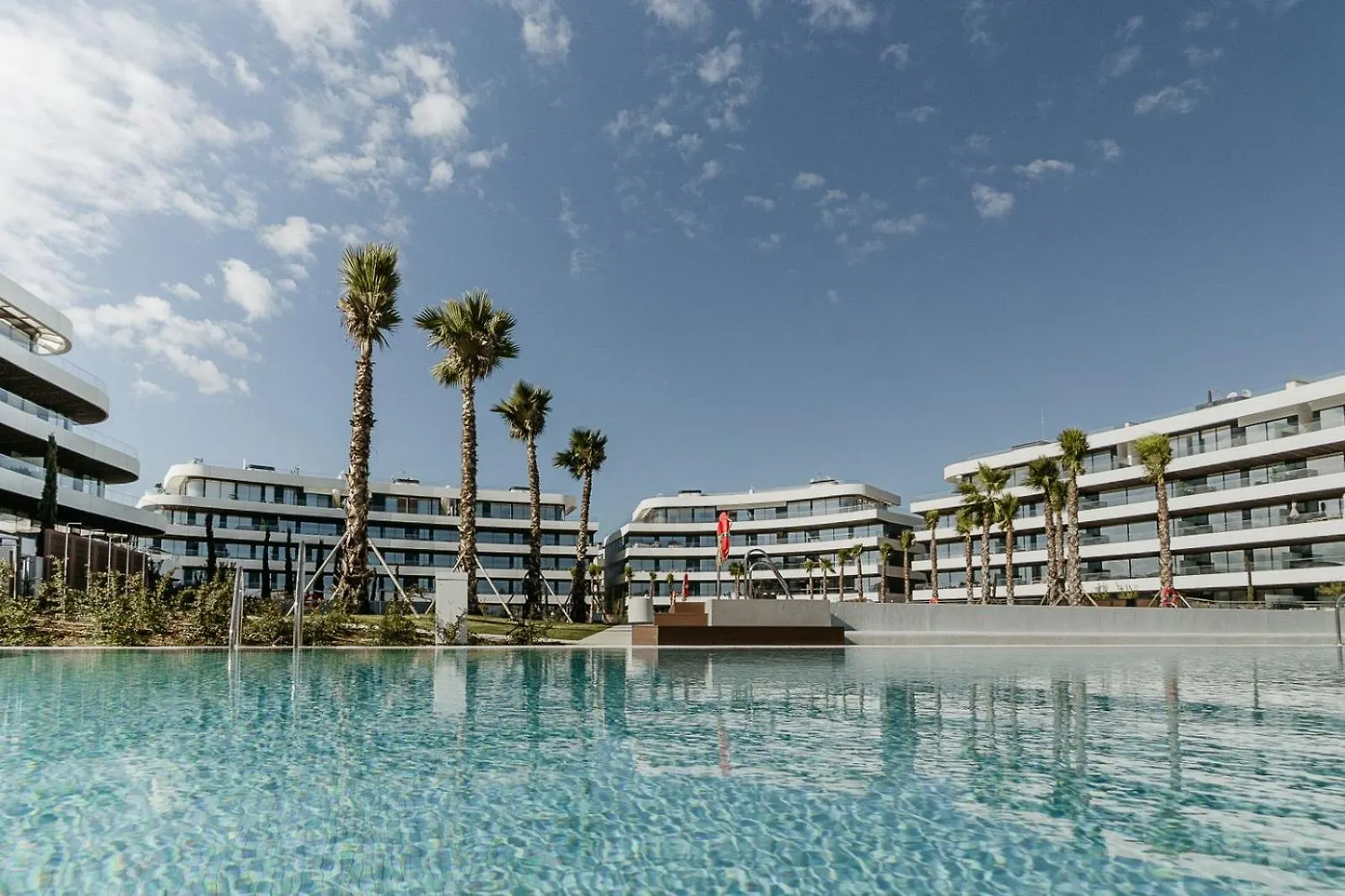 Vivi Homes - Sunset Pool, Sauna, Gym & Beach location